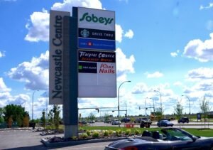 multi-tenant pylon signage for shopping center