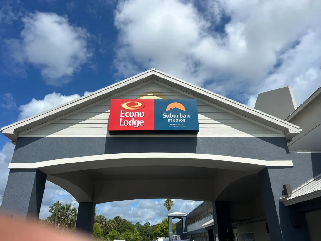 Econolodge wall sign in Daytona Beach, FL