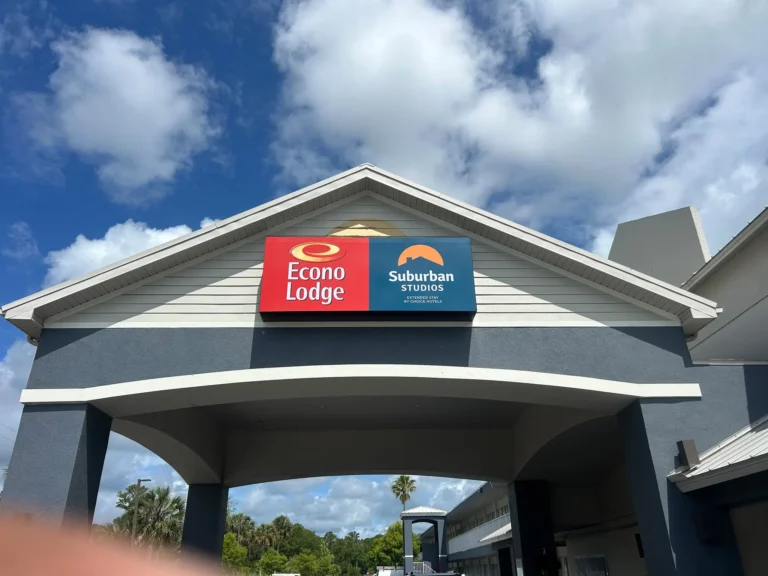 Econolodge wall sign in Daytona Beach, FL